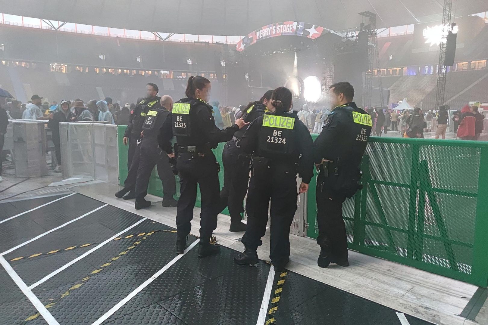 Polizisten bei Lollapalooza-Festival im Olympiastadion am 12.07.2025