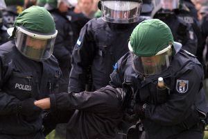 Polizisten führen eine Festnahme durch (Archiv)