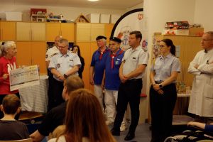 Polizisten, Soldaten und Shanty-Chor helfen Herzkindern