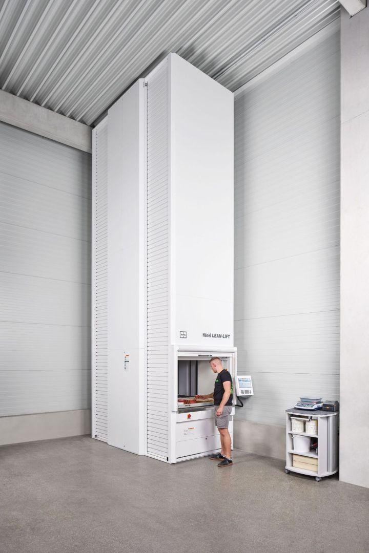 Popp setzt auf den Hänel Lean-Lift® für kompakte, optisch integrierte Materialbereitstellung