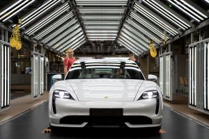 Porsche SE senkt Gewinnprognose und richtet Blick auf Rüstungsinvestitionen