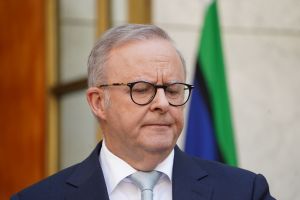 Premierminister Albanese hält Pressekonferenz