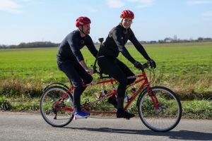 Prinz William hat DJ Greg James bei einer Charity-Fahrradtour überrascht.