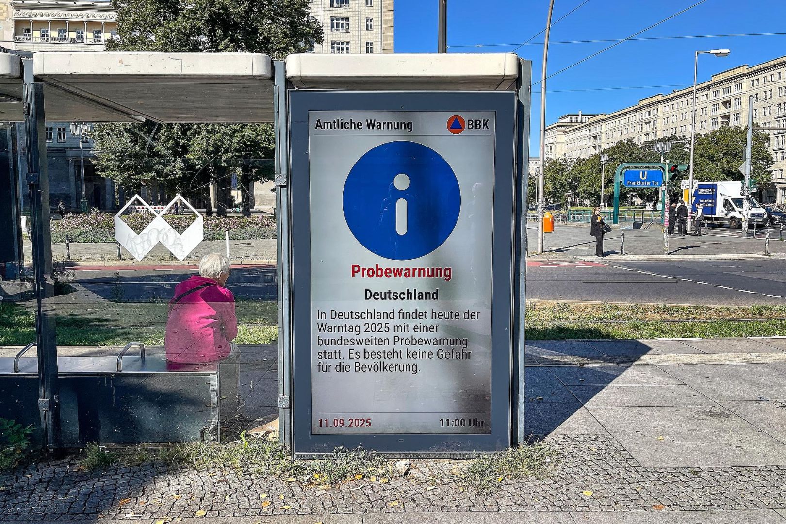 Probealarm auf einer digitalen Werbetafel am 11.09.2025