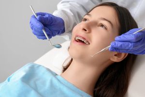 Pubertät und Zahngesundheit: Was Jugendliche jetzt beachten sollten