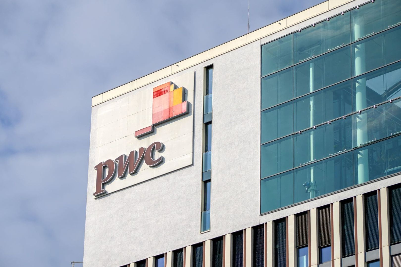 PwC baut Dax-Dominanz aus – EY stürzt weiter ab