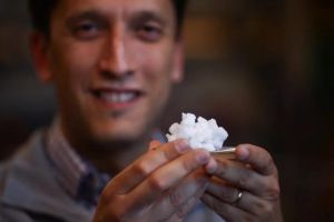 Quetschen statt Verdampfen: Plastikkristalle revolutionieren die Kühltechnik