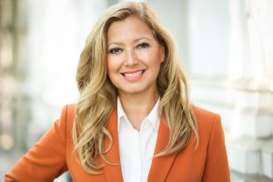 Rachel Linnemann wird neue CEO von tecRacer – Fokus auf AWS, GenAI und digitale Souveränität