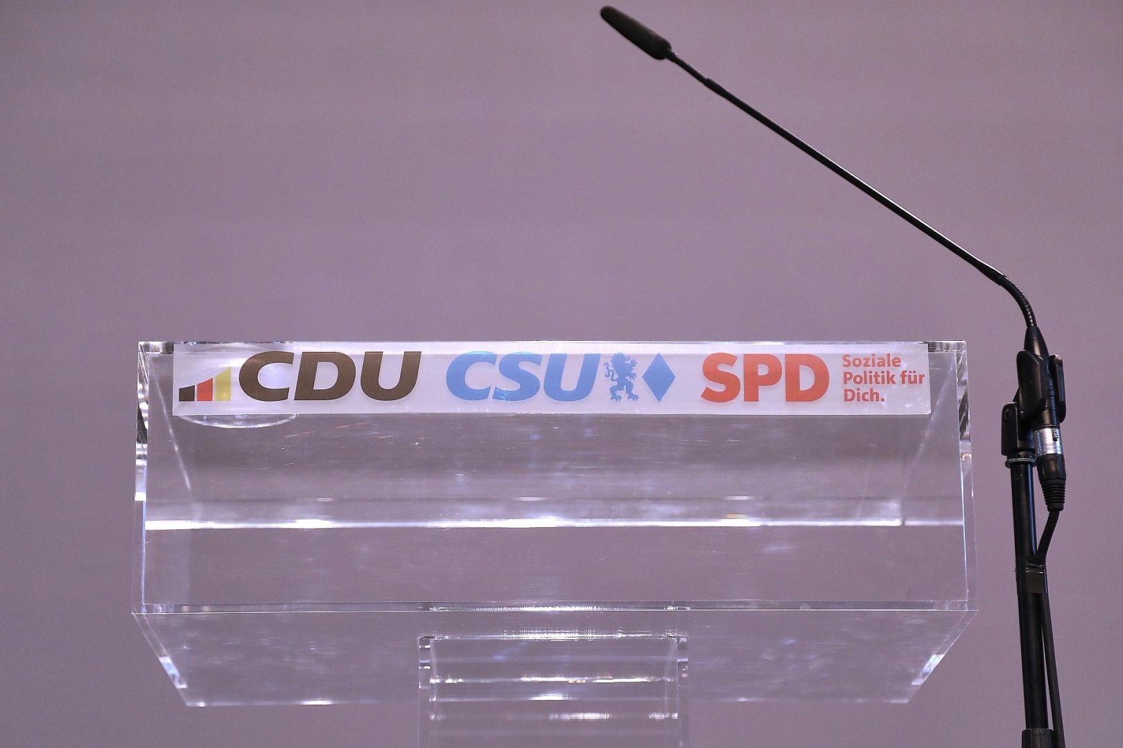 Rednerpult mit den Logos von CDU, CSU und SPD (Archiv)