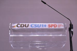 Rednerpult mit den Logos von CDU, CSU und SPD (Archiv)