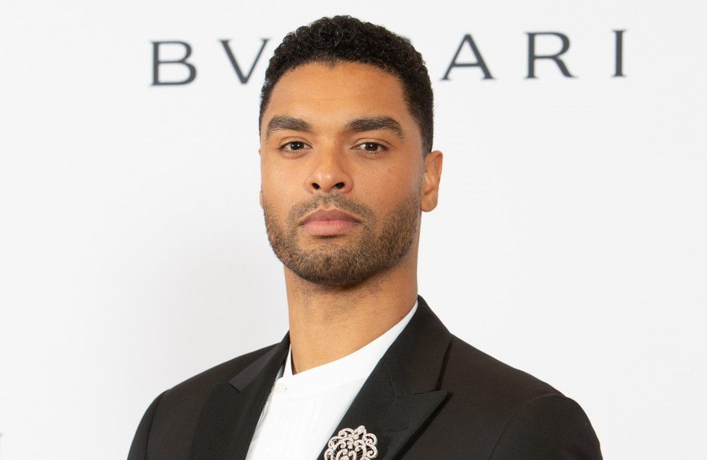 Rege-Jean Page hat darauf bestanden, dass Rom-Coms nicht 'tot' seien.