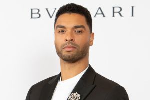 Rege-Jean Page hat darauf bestanden, dass Rom-Coms nicht 'tot' seien.