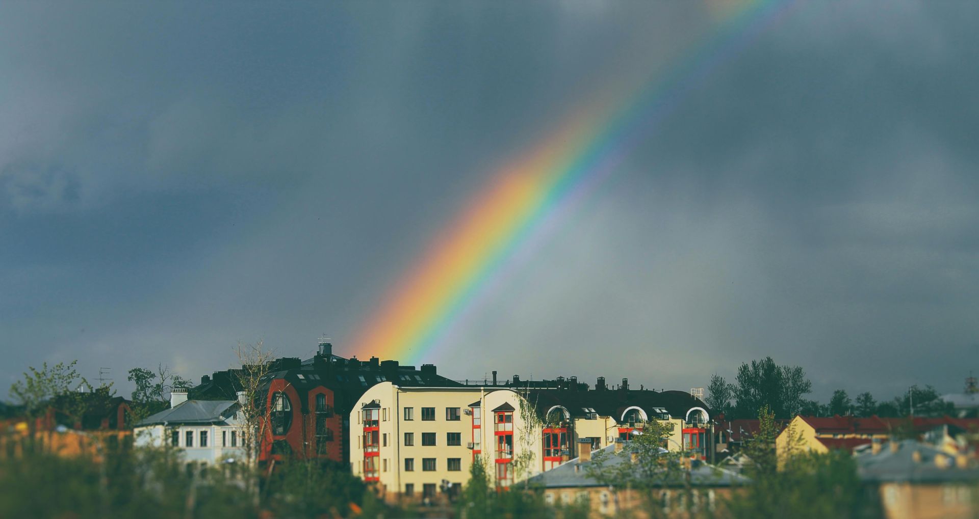 Regenbogen Auf Himmel über Gebäuden