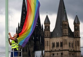 Regenbogenfahne vor Kölner Kirchen