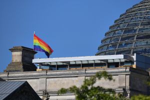 Regenbogenflaggen am Reichstag