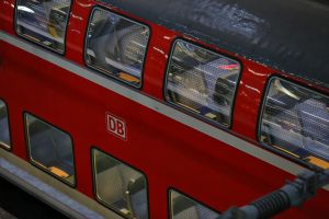 Regionalzug im Bahnhof (Archiv)