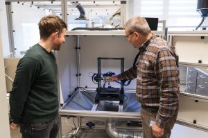 Reinigungsverfahren am SKZ ergänzt: CO₂‑Schneestrahlen für Kunststoffoberflächen