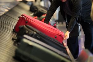 Reisende an einem Gepäckband (Archiv)