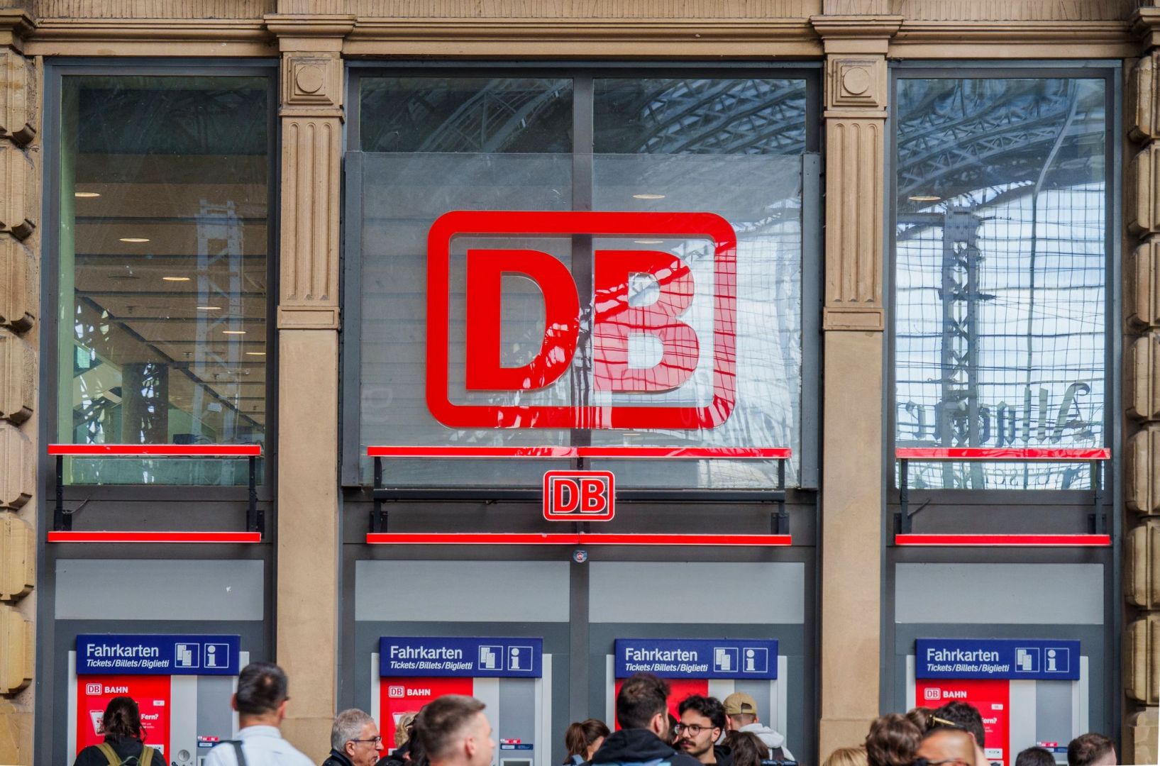 Reisende im Hauptbahnhof