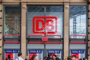 Reisende im Hauptbahnhof