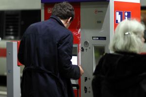 Reisender an einem Fahrkartenautomaten der Bahn (Archiv)