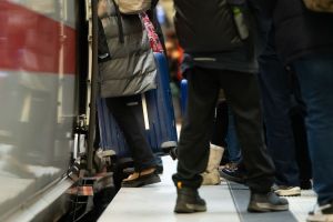 Reiseverkehr zu Beginn der Weihnachtsferien in Berlin