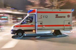 Rettungswagen der Johanniter im Einsatz bei Nacht (Archiv)
