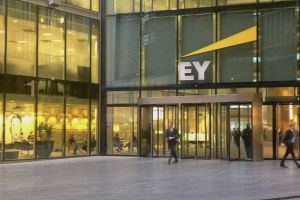 Revolut holt EY als neuen Abschlussprüfer – strategischer Schritt auf dem Weg zur Banklizenz