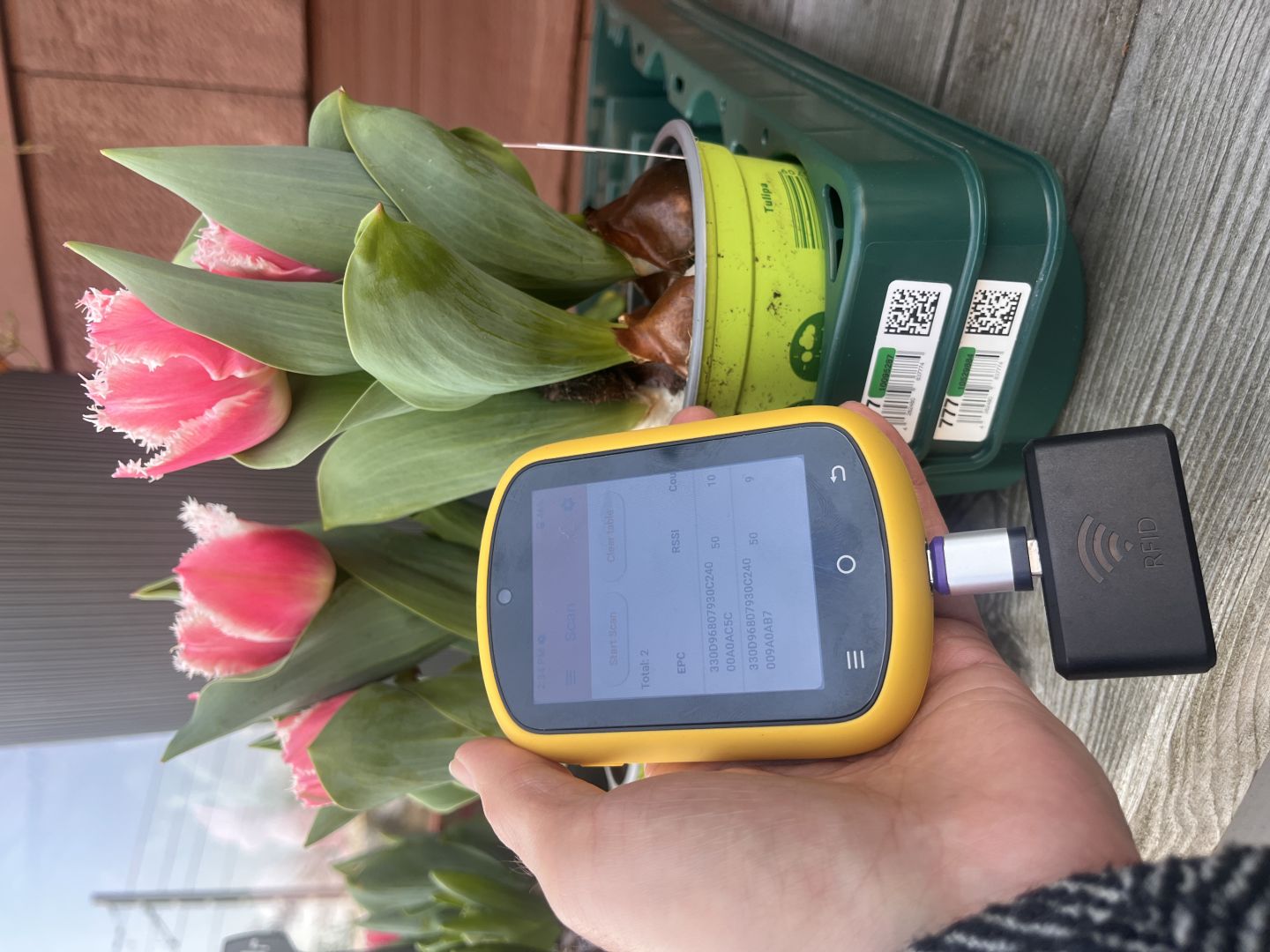 RFID- und Barcode-Tracking für RTIs: TUND Smart-Adapter digitalisiert Mehrweg-Transportbehälter in der Intralogistik