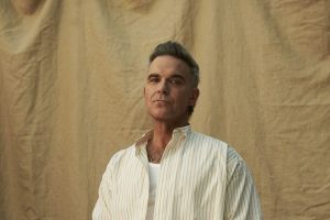 Robbie Williams hat die gewaltige gitarrengetriebene Hymne 'Spies' veröffentlicht.
