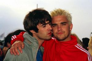 Robbie Williams hat Spekulationen ausgelöst, dass er beim diesjährigen Glastonbury-Festival einen Überraschungsauftritt plant.
