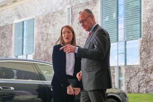 Roberta Metsola und Friedrich Merz am 17.03.2026