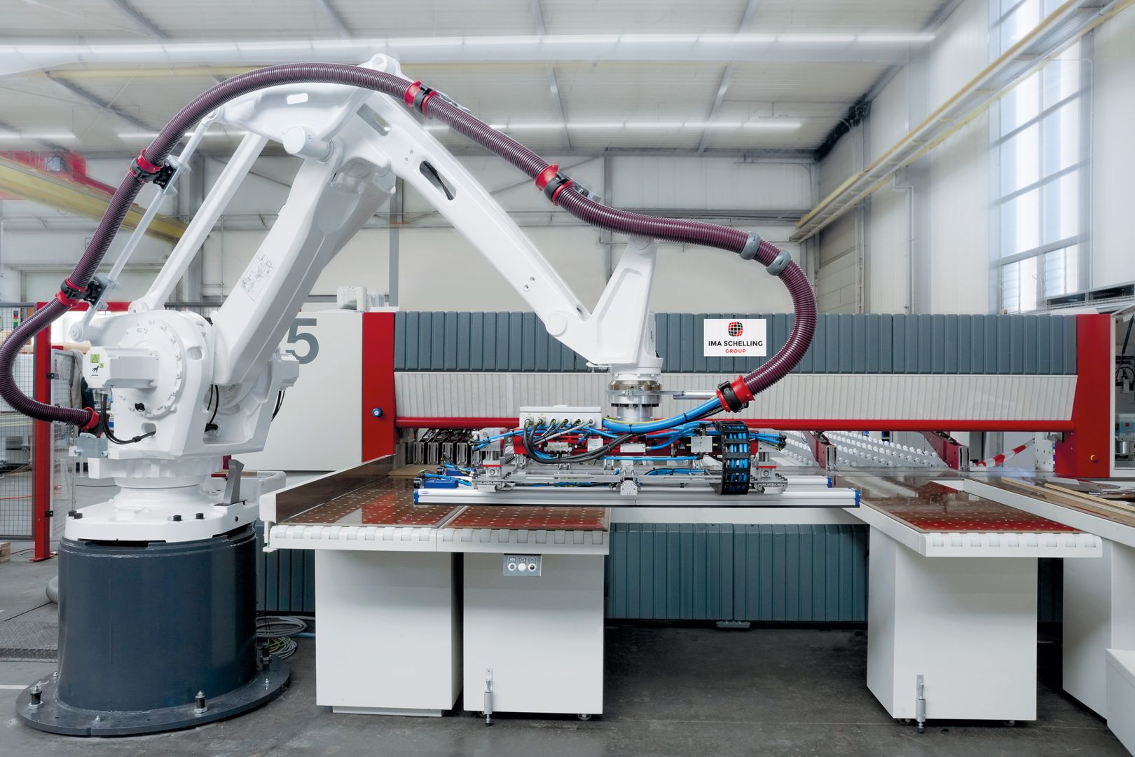 Roboter revolutionieren die Möbelproduktion