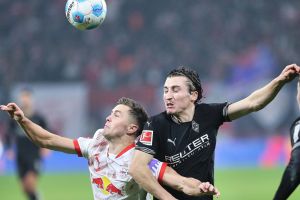 Rocco Reitz im Zweikampf mit RB Leipzigs Christoph Baumgartner (Archiv)