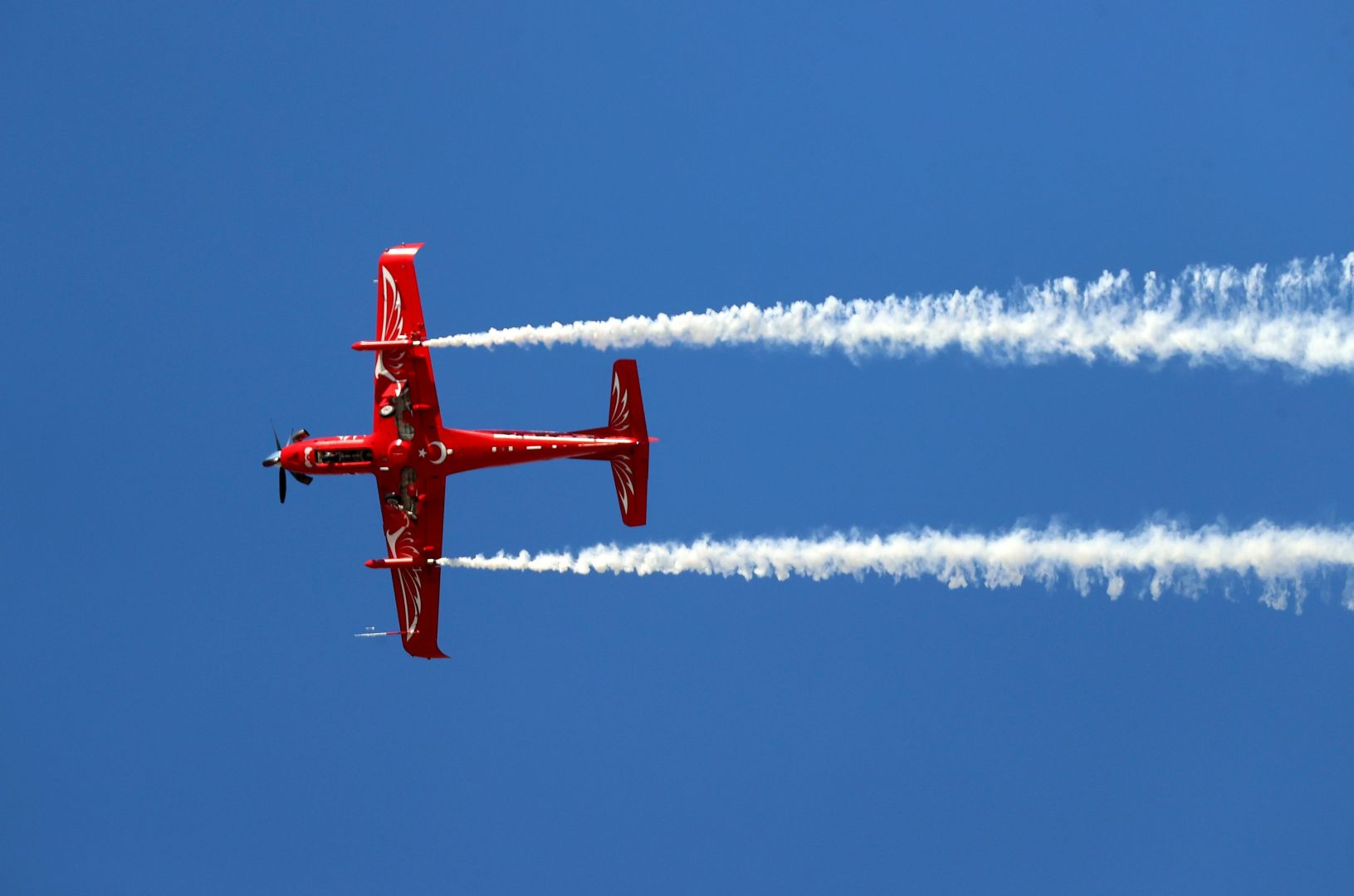 Rotes Kunstflugzeug Mit Rauchfahnen In Adana