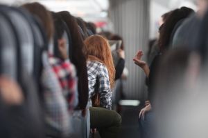 Rothaarige Frau in einem Flugzeug (Archiv)