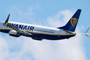 Ryanair hebt Prognose an – trotz Gewinnrückgang im dritten Quartal