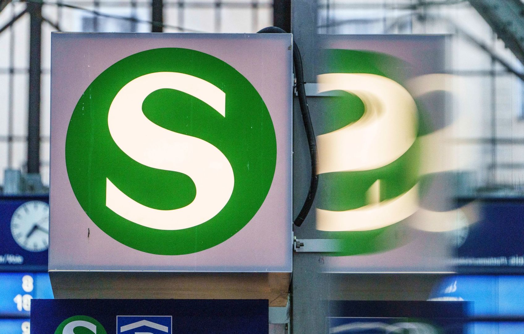 S-Bahn-Symbol spiegelt sich in einer Scheibe