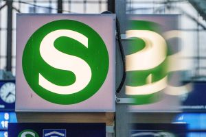 S-Bahn-Symbol spiegelt sich in einer Scheibe