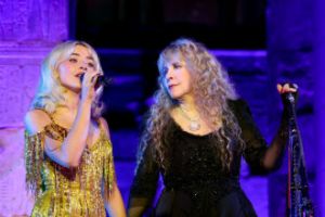 Sabrina Carpenter sagt, der Auftritt mit Stevie Nicks bei der Met Gala habe vieles in ihr geheilt.