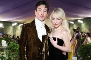 Sabrina Carpenter wird bald den neuen Song 'Manchild' veröffentlichen, der sich anscheinend an ihren Ex-Freund Barry Keoghan richtet.