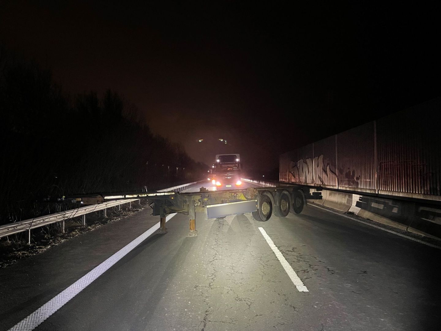 Sattelauflieger steht quer auf der A281