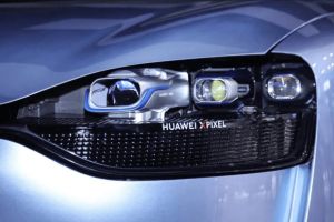 Scheinwerfer mit integriertem Projektor: Huawei macht dein Auto zum »Autokino«