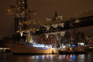 Schiff kollidiert mit Brooklyn Bridge in New York