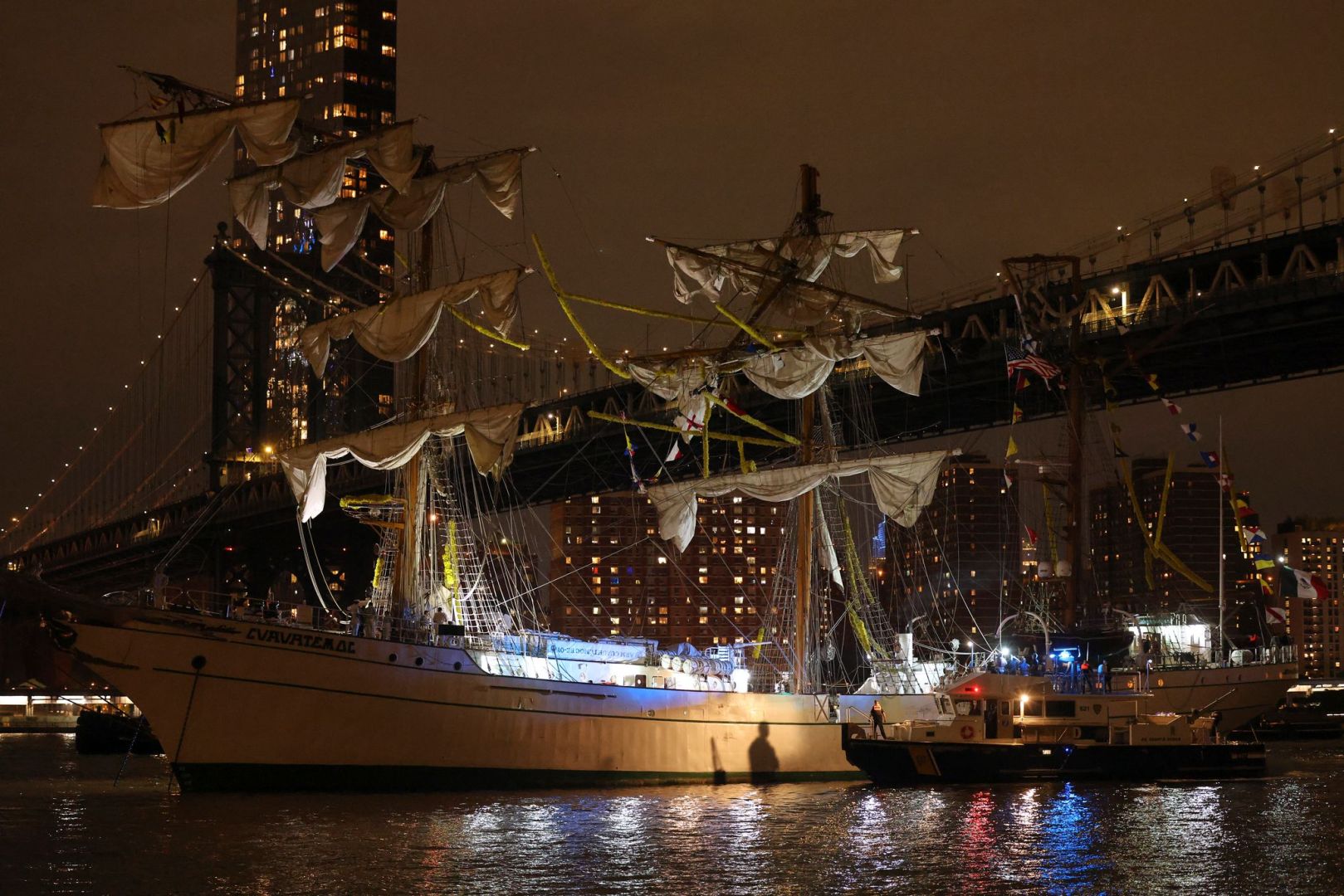 Schiff kollidiert mit Brooklyn Bridge in New York