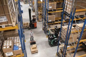 Schnelle IT-Lieferung für den Fachhandel: Logistik & Verfügbarkeit bei ECOM Trading