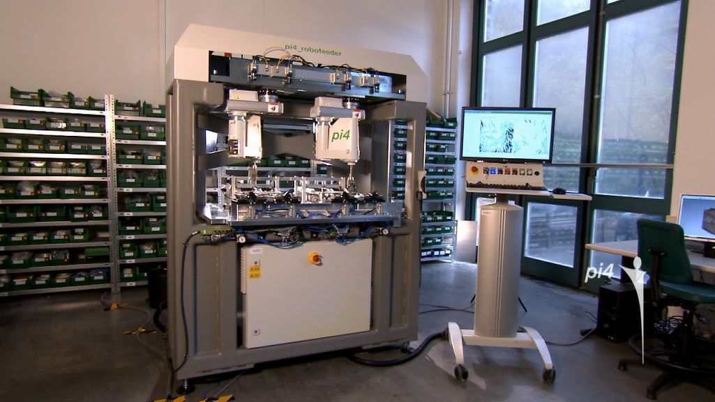 Schneller als ein Mensch, schonender als ein Schwingförderer und flexibler als konventionelle Zuführtechnik