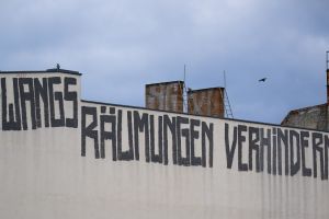 Schriftzug «Zwangsräumungen verhindern»