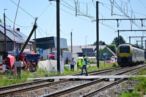 Schulbus in Belgien von Zug erfasst