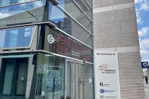 Schuldenuhr am Haus Reinhardtstraße 52